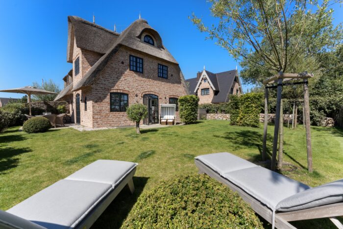 DANSK SKUUL - 2 Premium Doppelhäuser. Gartenansicht mit Liegen