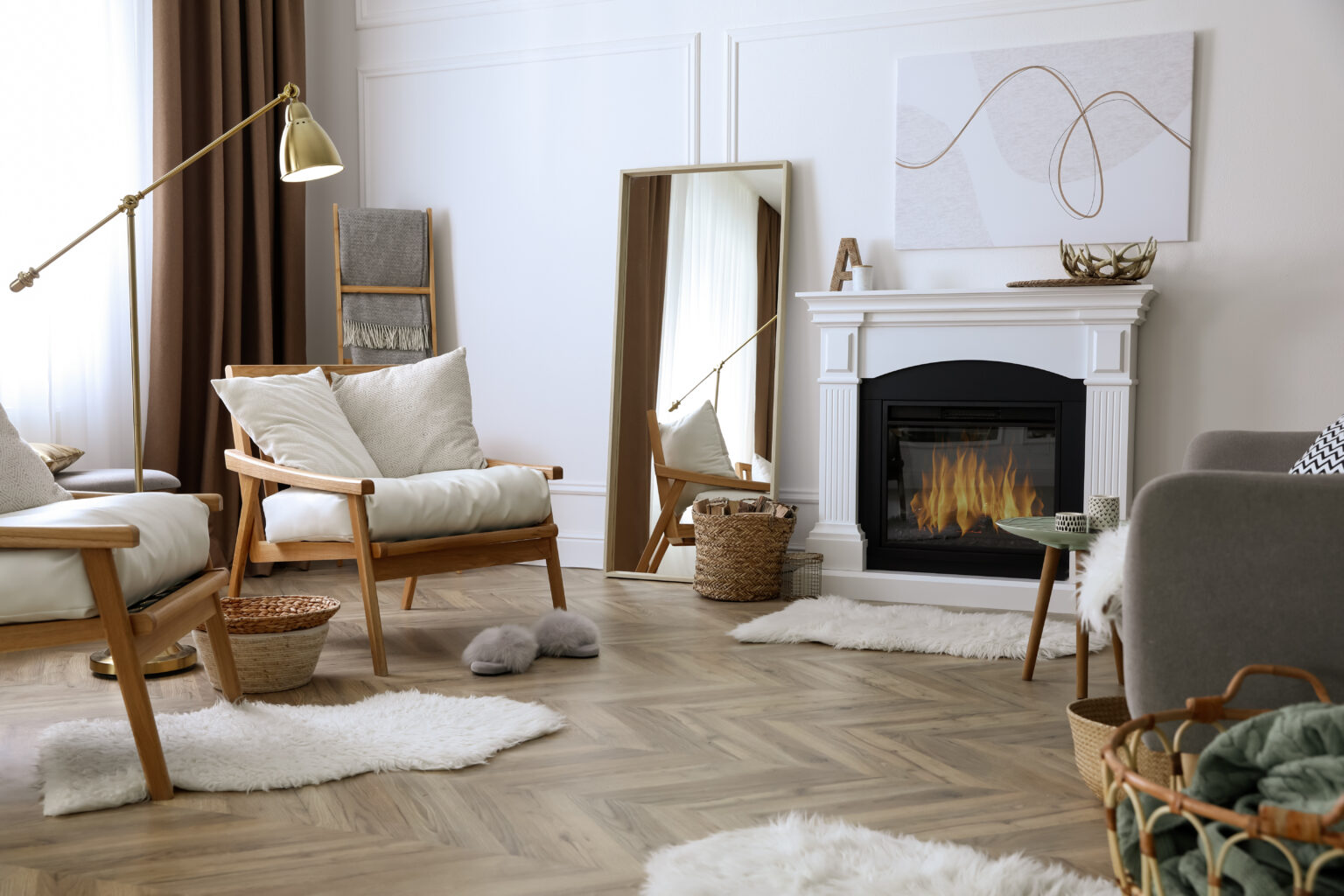 Wohnzimmer mit Kamin und Sesseln