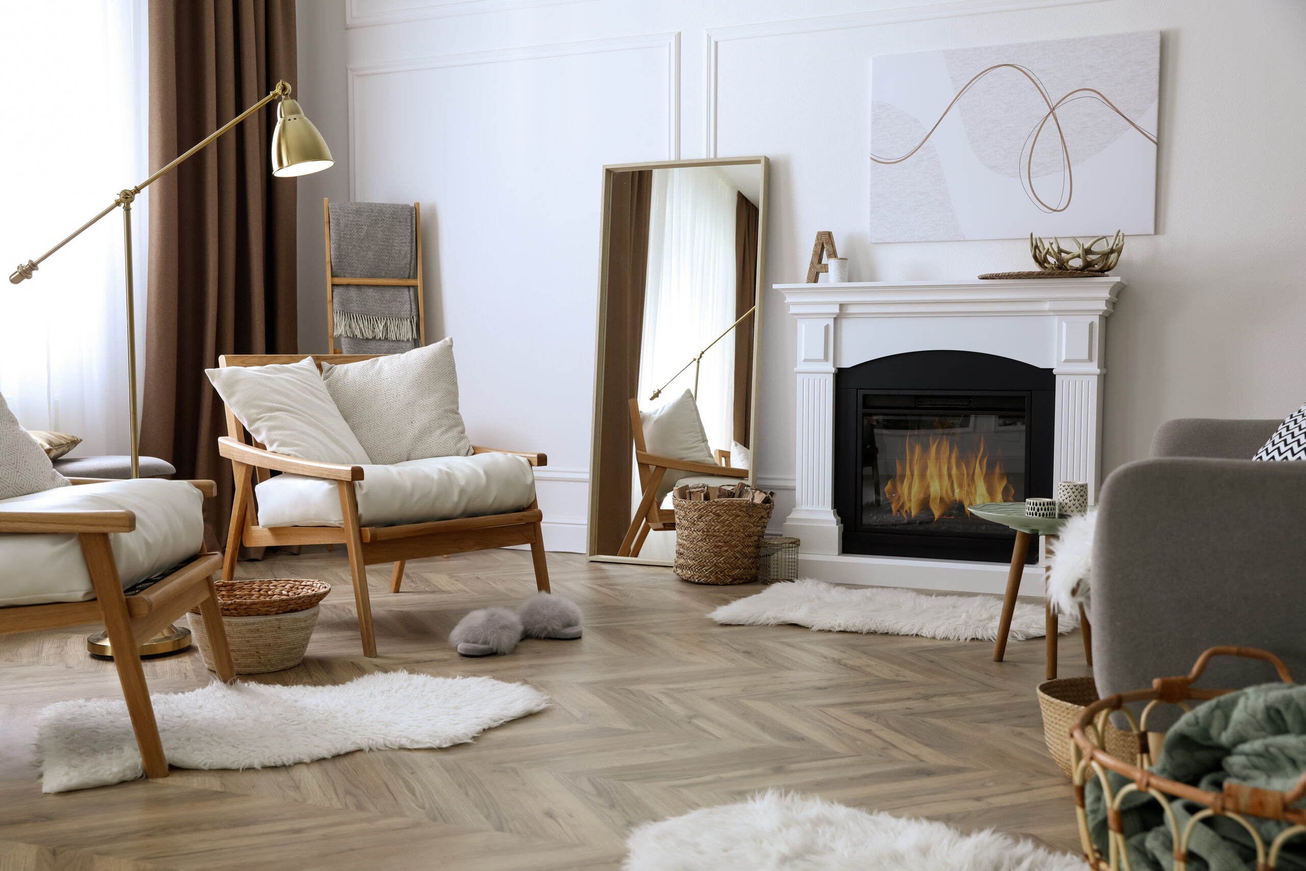 Wohnzimmer mit Kamin und Sesseln
