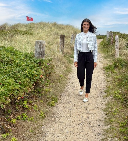 Tammy2 Gesichter von König Immobilien: Tammy Fürsch auf Wanderweg durch die Sylter Dünen