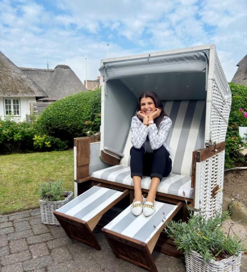 Tammy3 Gesichter von König Immobilien: Tammy Fürsch im Strandkorb auf Sylt