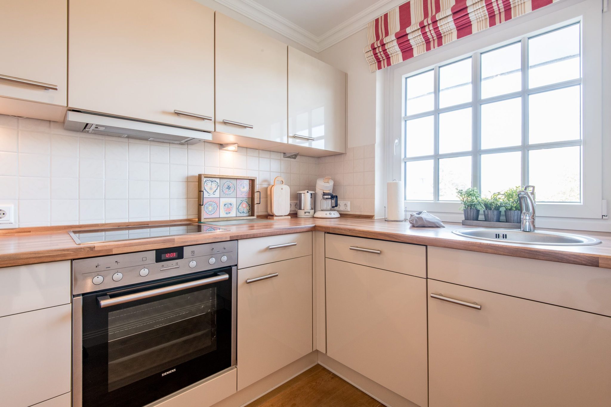 Küche mit Ofen in Ferienhaus auf Sylt