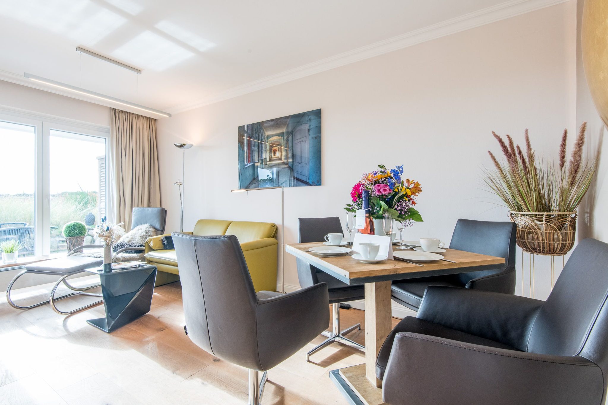 Essbereich und Sofa in Ferienhaus auf Sylt