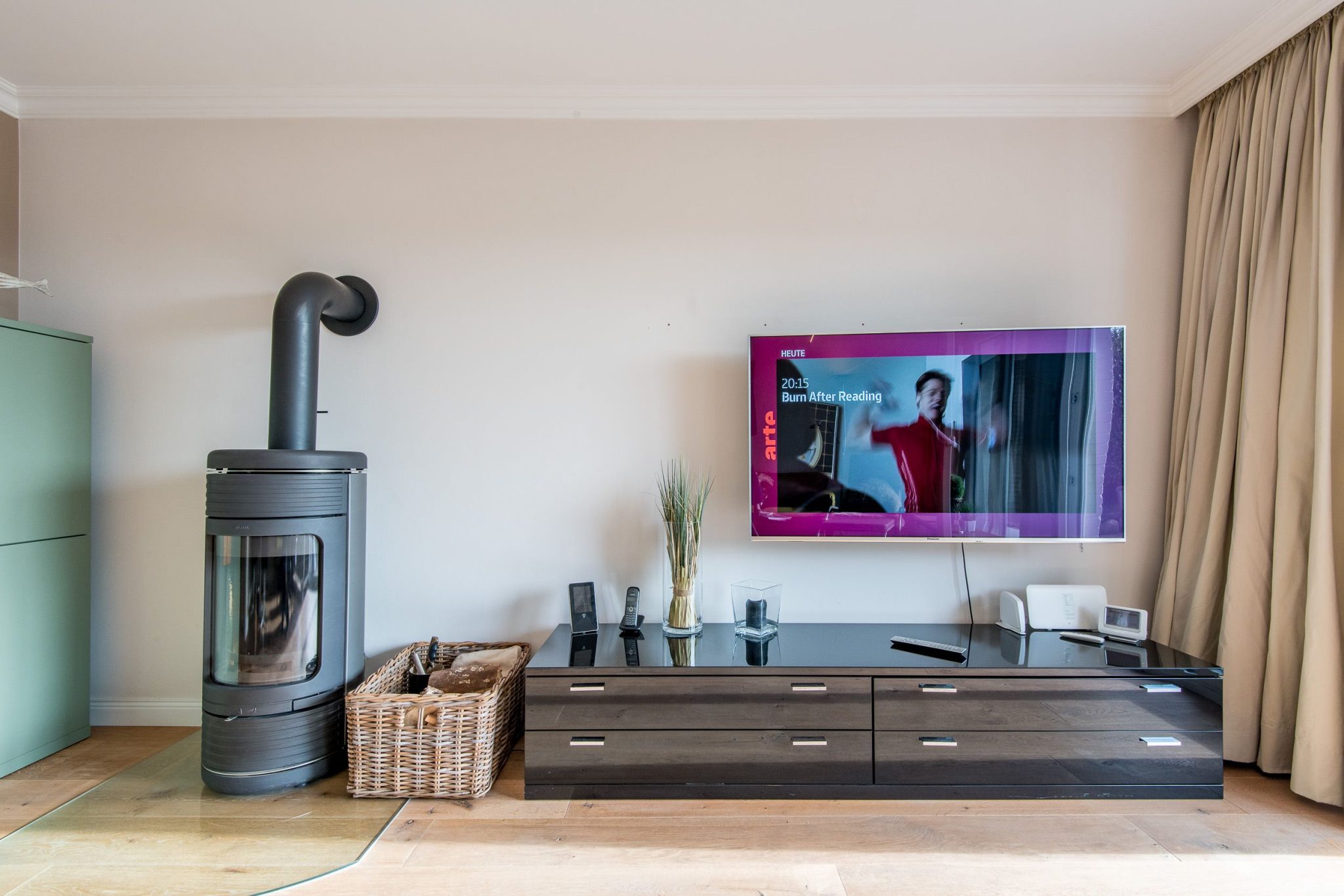 Kamin und Fernseher in Ferienhaus auf Sylt