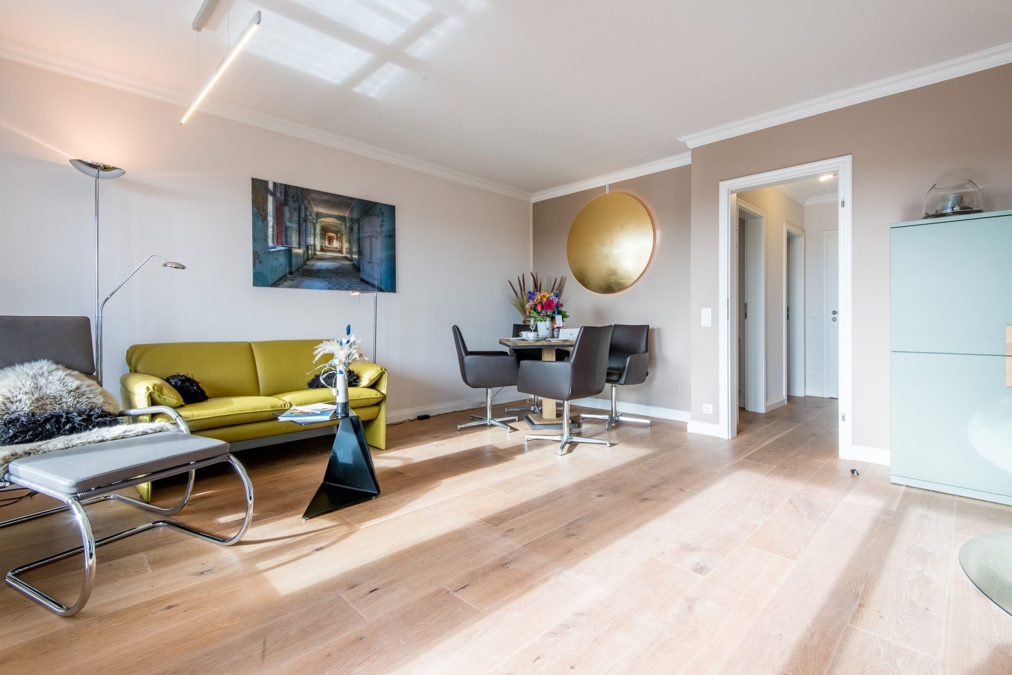 Essbereich im Wohnzimmer mit Sofa in Ferienhaus auf Sylt