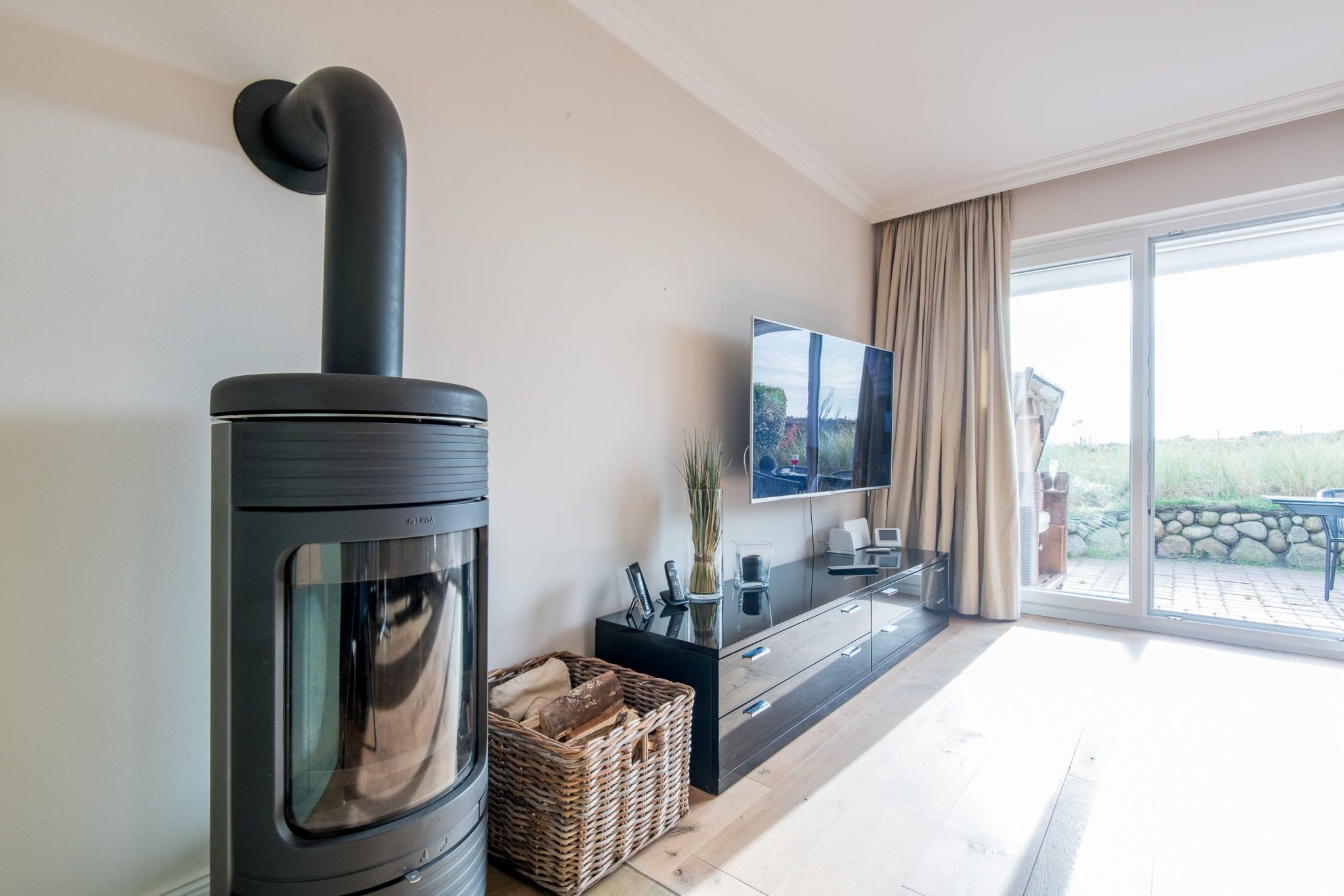 Fernseher und Kamin in Ferienhaus auf Sylt