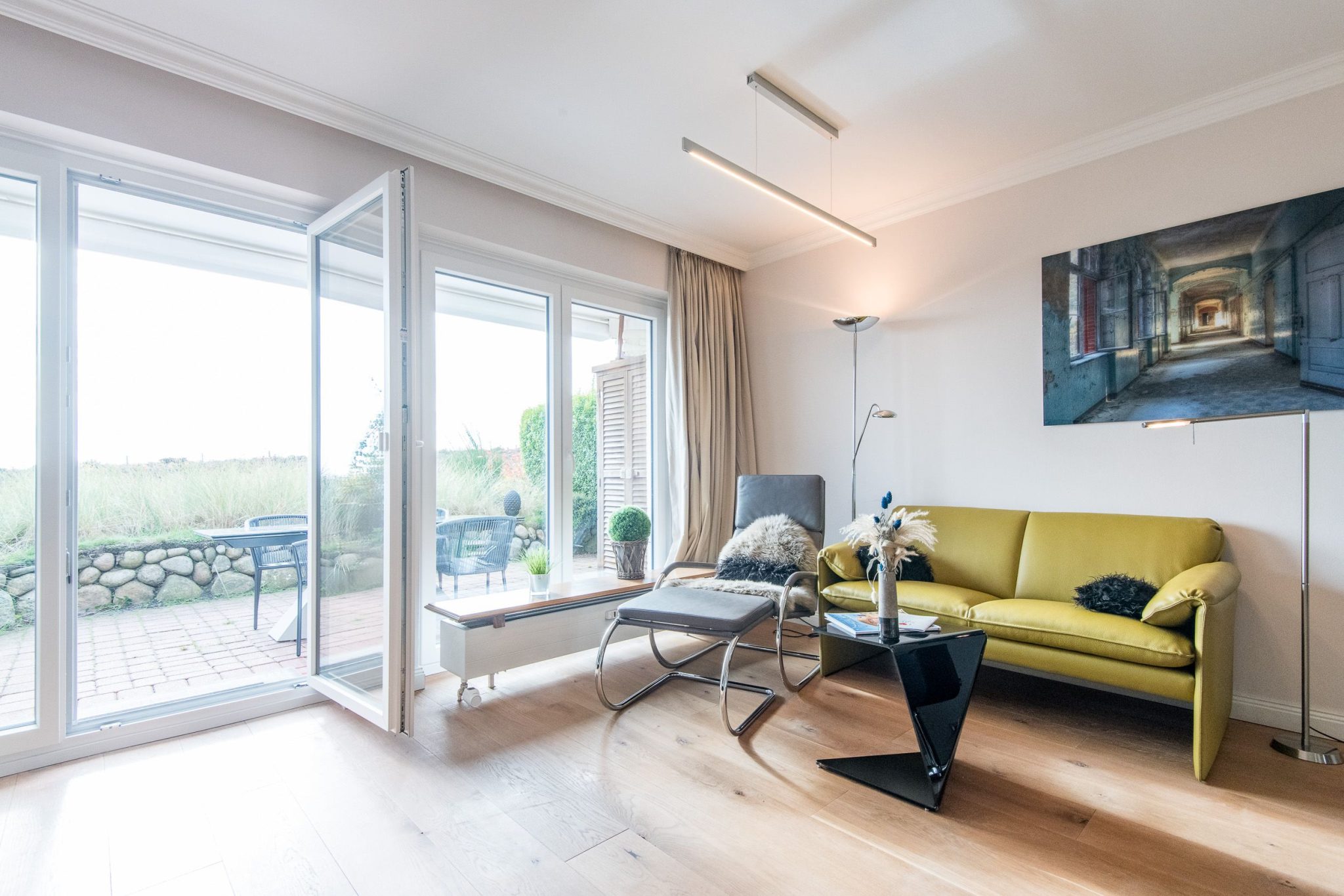 Wohnzimmer mit Bild und Sofa in Ferienhaus auf Sylt