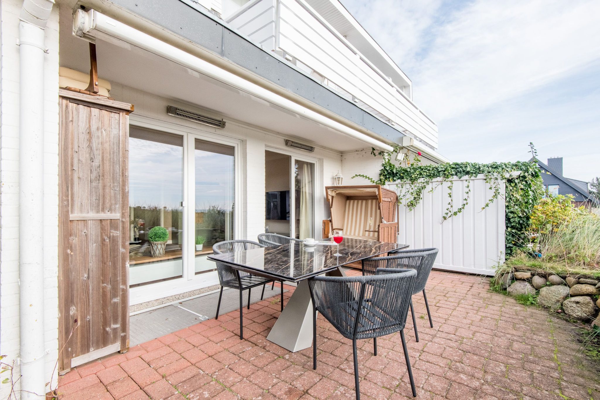Terrasse mit Strandkorb in Ferienhaus auf Sylt