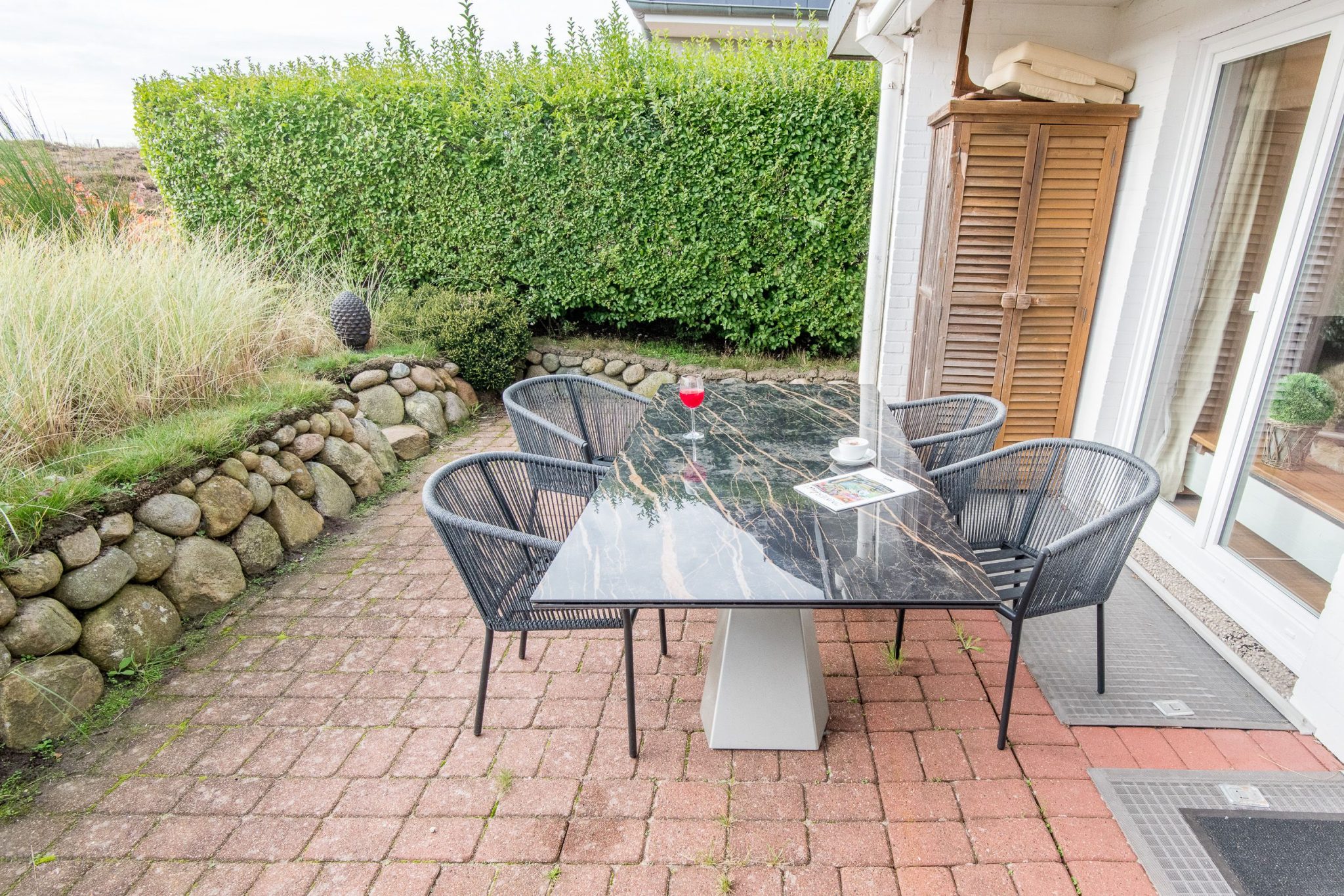 Terrasse mit Tisch in Ferienhaus auf Sylt