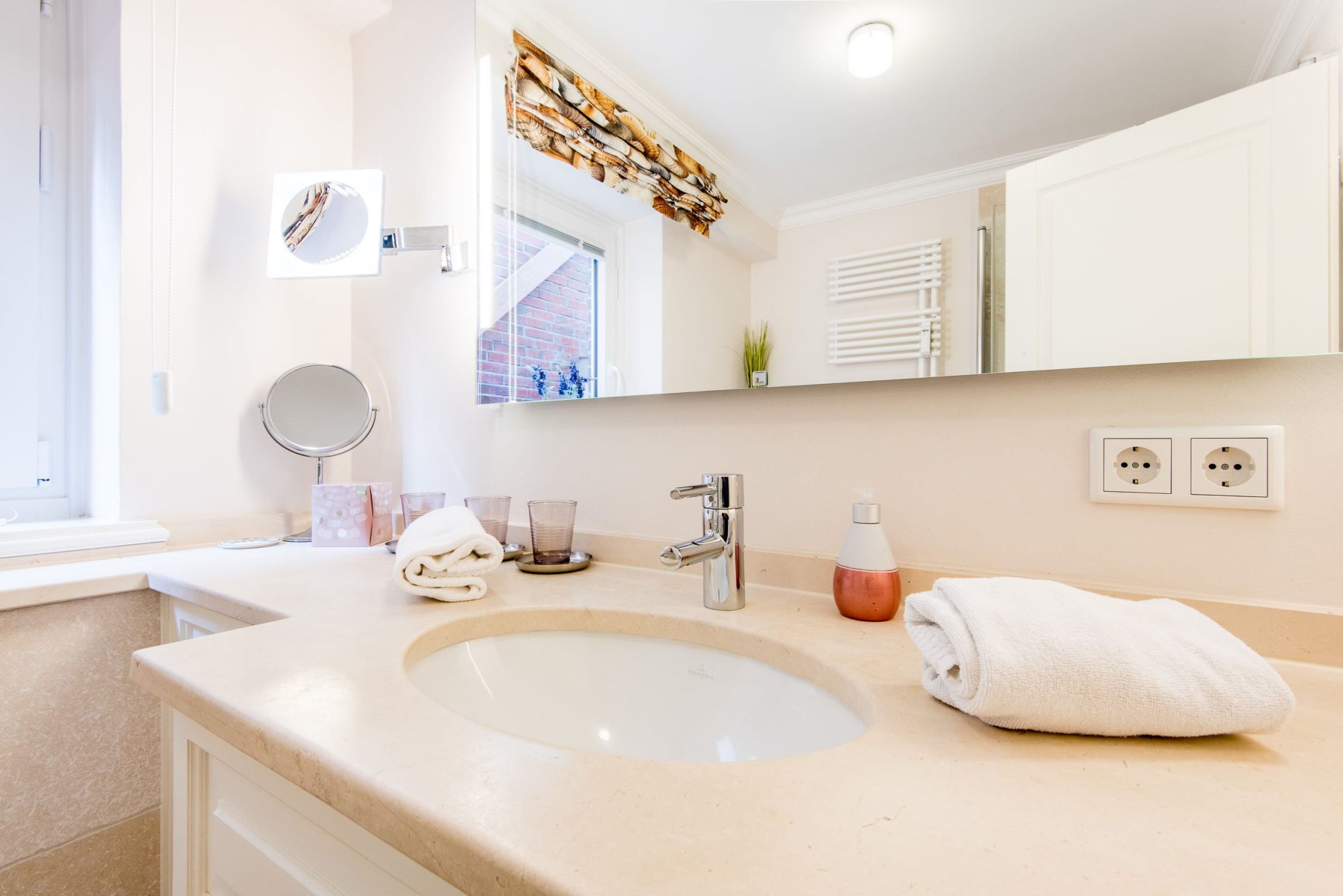 Badezimmer mit Spiegel in Ferienhaus auf Sylt