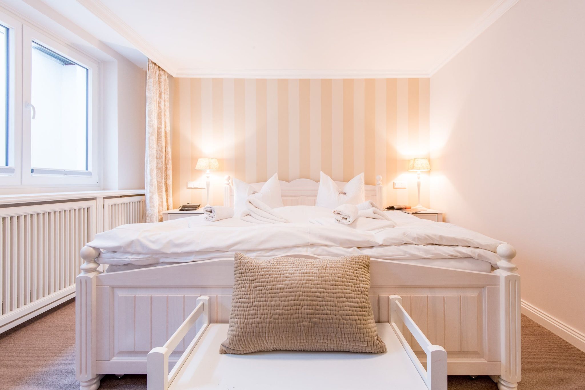 Doppelbett in Schlafzimmer in Ferienhaus auf Sylt