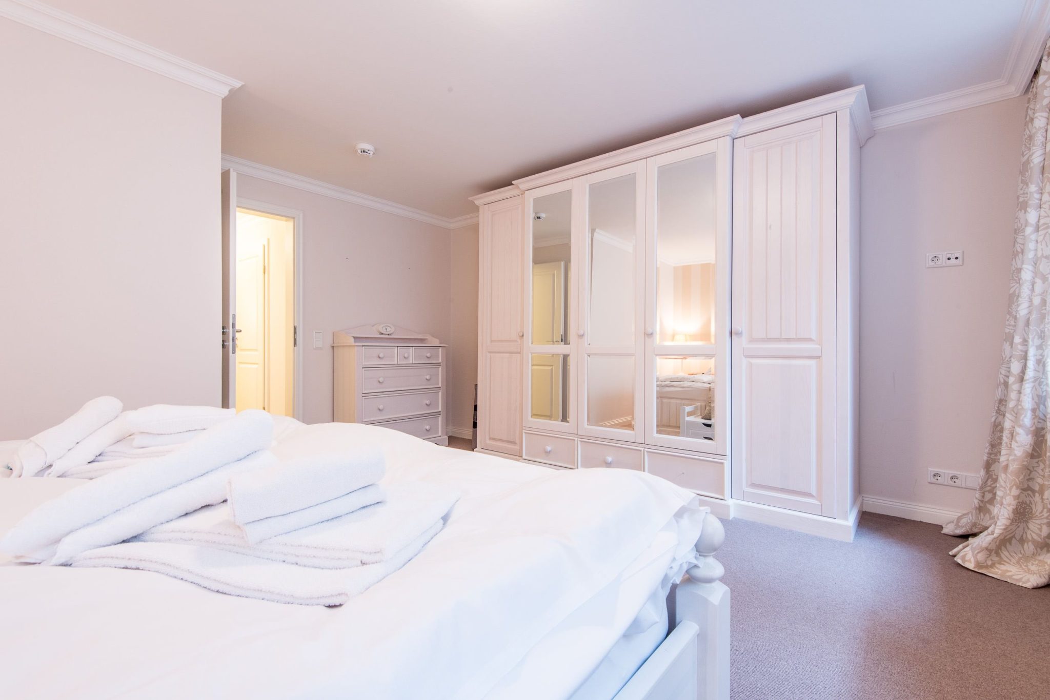 Kleiderschrank und Doppelbett in Schlafzimmer in Ferienhaus auf Sylt