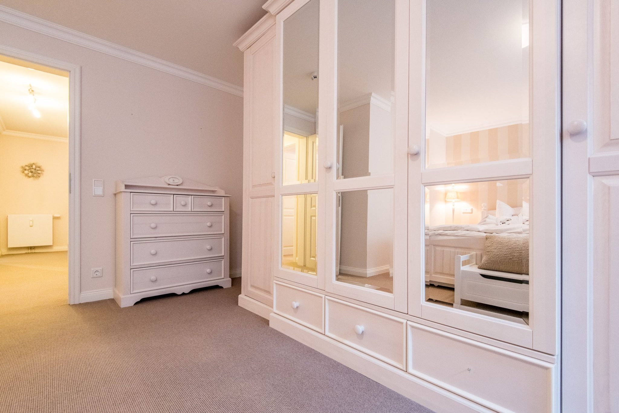 Schlafzimmer mit Kleiderschrank in Ferienhaus auf Sylt