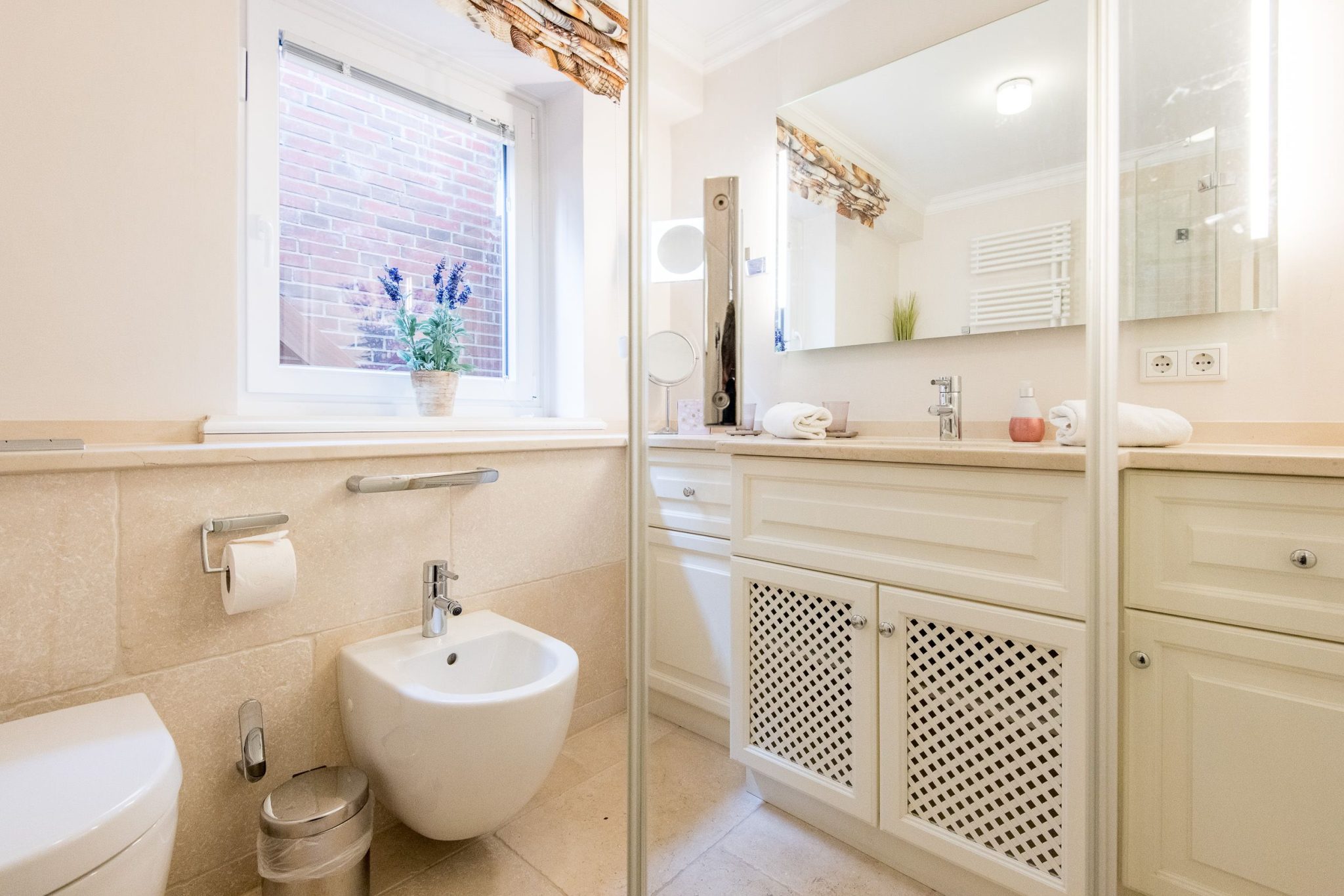 Badezimmer mit Spiegel in Ferienhaus auf Sylt