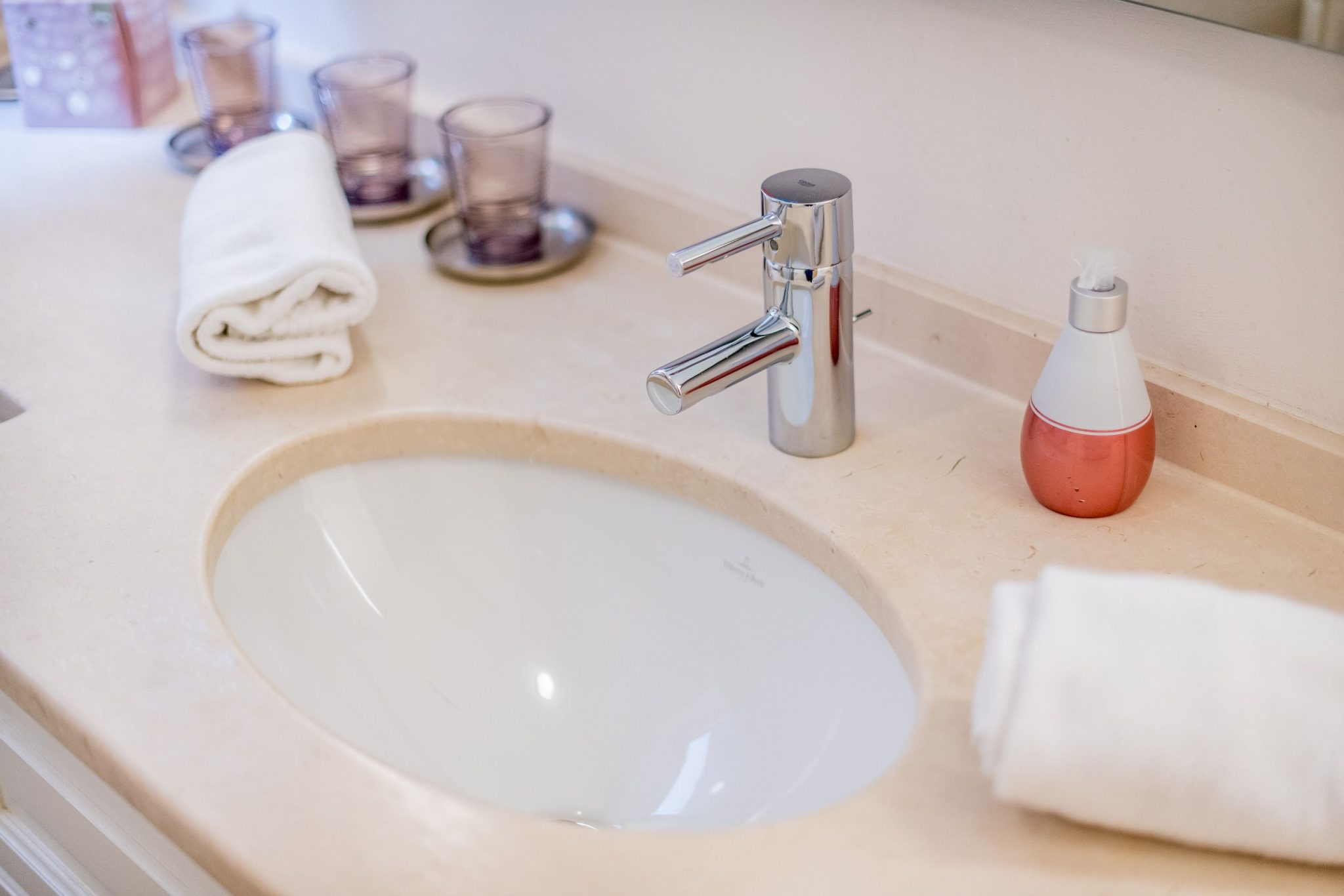 Badezimmer mit Waschbecken in Ferienhaus auf Sylt