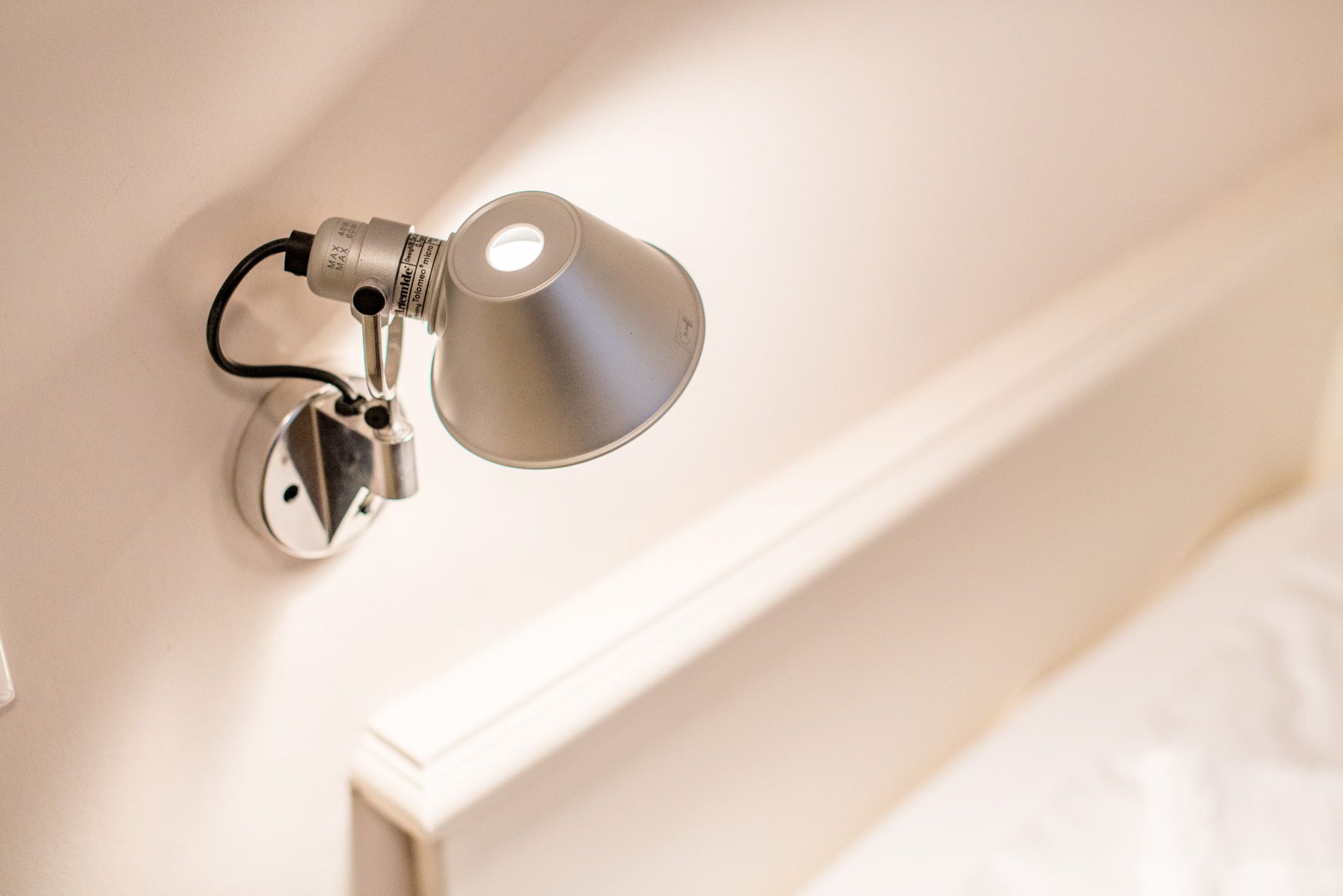 Schlafzimmer mit Lampe in Ferienhaus auf Sylt