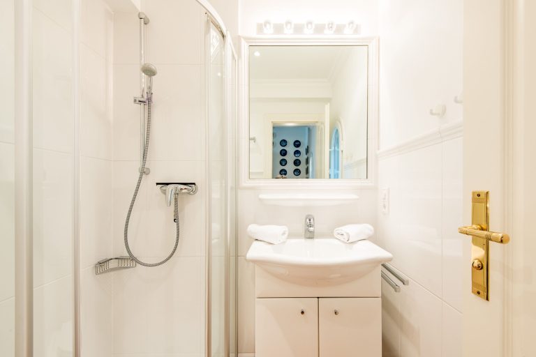 Badezimmer mit Dusche in Ferienhaus auf Sylt