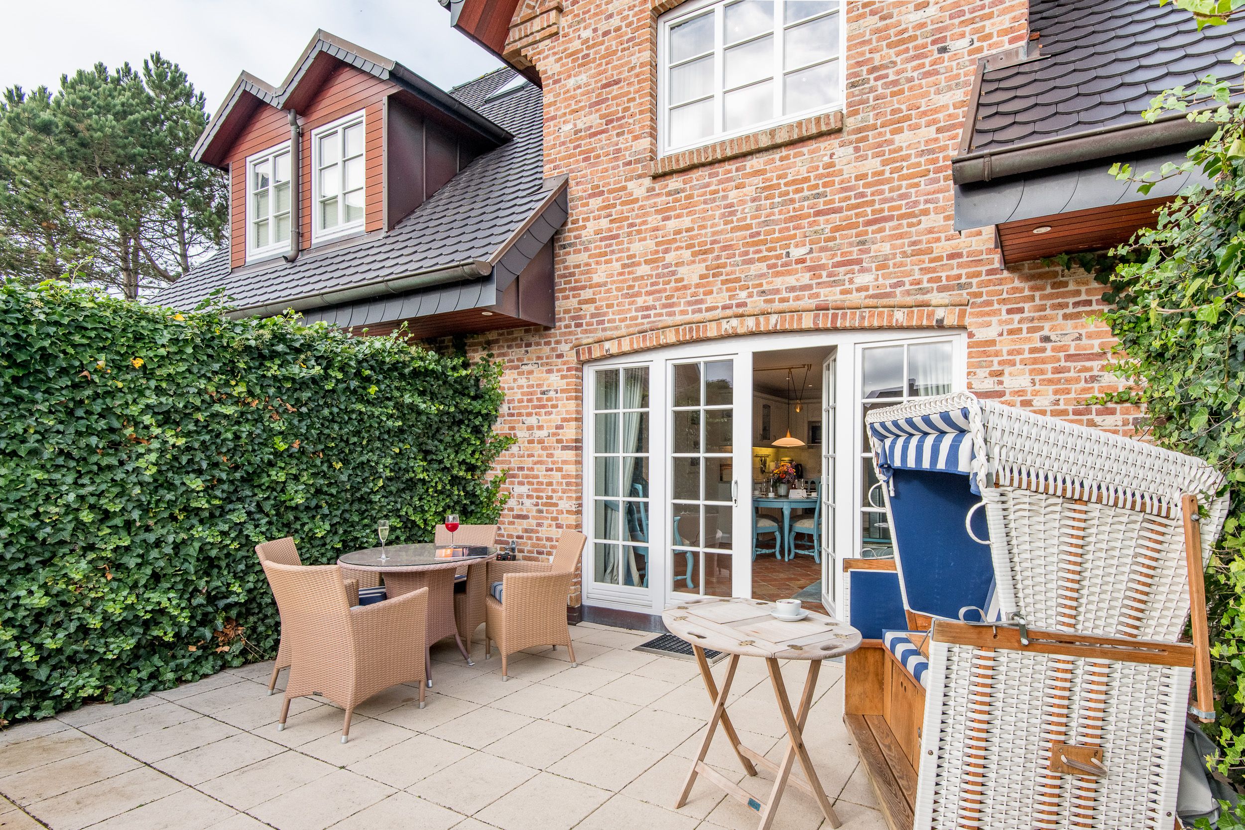 Terrasse mit Strandkorb in Ferienhaus auf Sylt