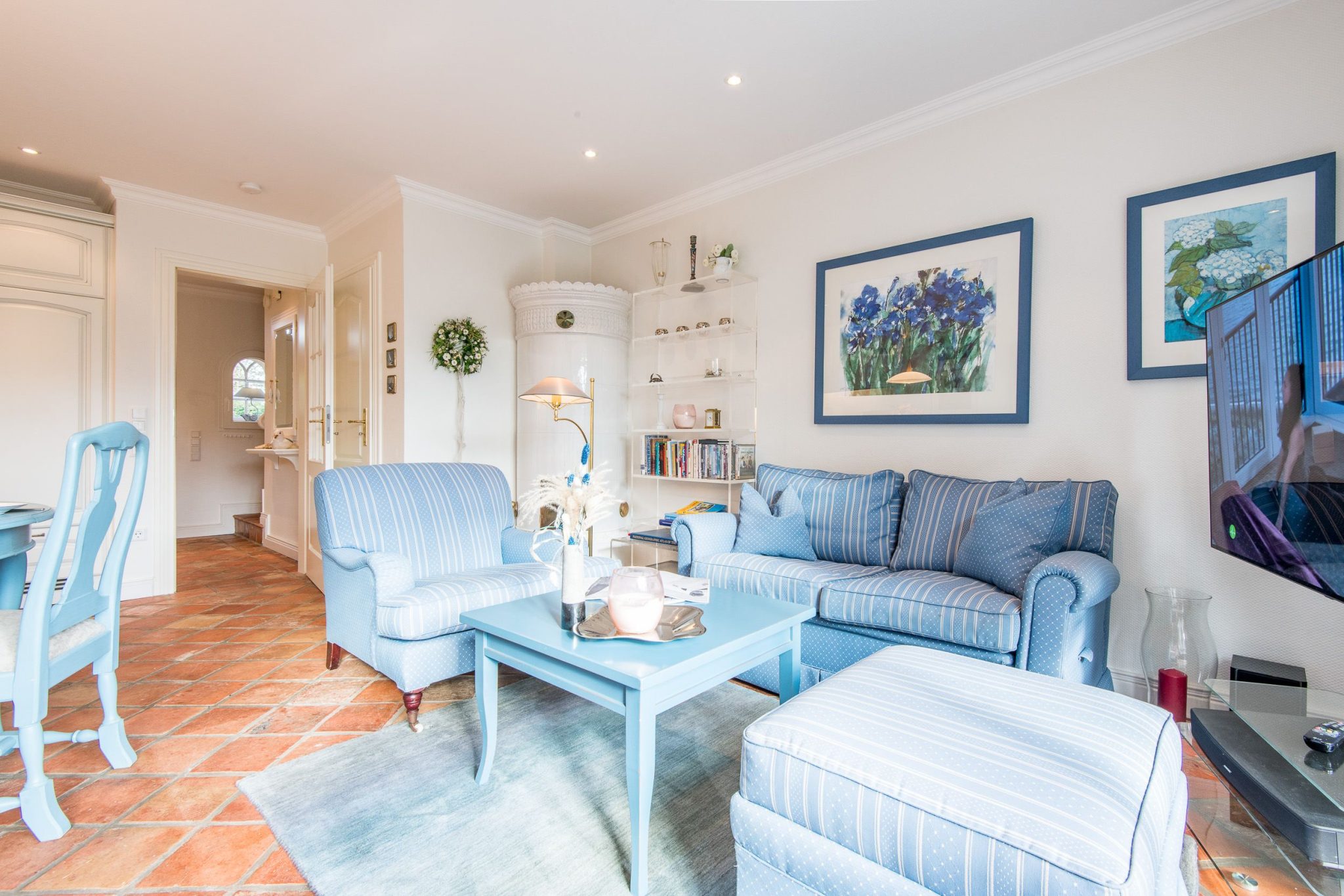 Wohnzimmer mit Sofa und Fernseher in Ferienhaus auf Sylt