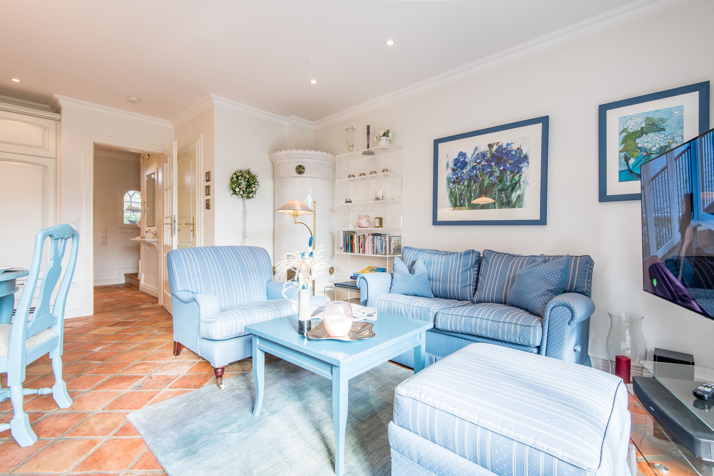 Wohnzimmer mit Sofa und Fernseher in Ferienhaus auf Sylt