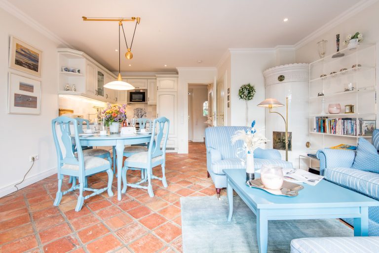 Wohnzimmer mit Kamin in Ferienhaus auf Sylt