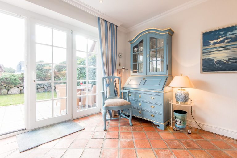 Vitrine in Ferienhaus auf Sylt