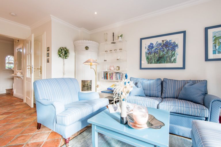 Wohnzimmer mit Sofa in Ferienhaus auf Sylt