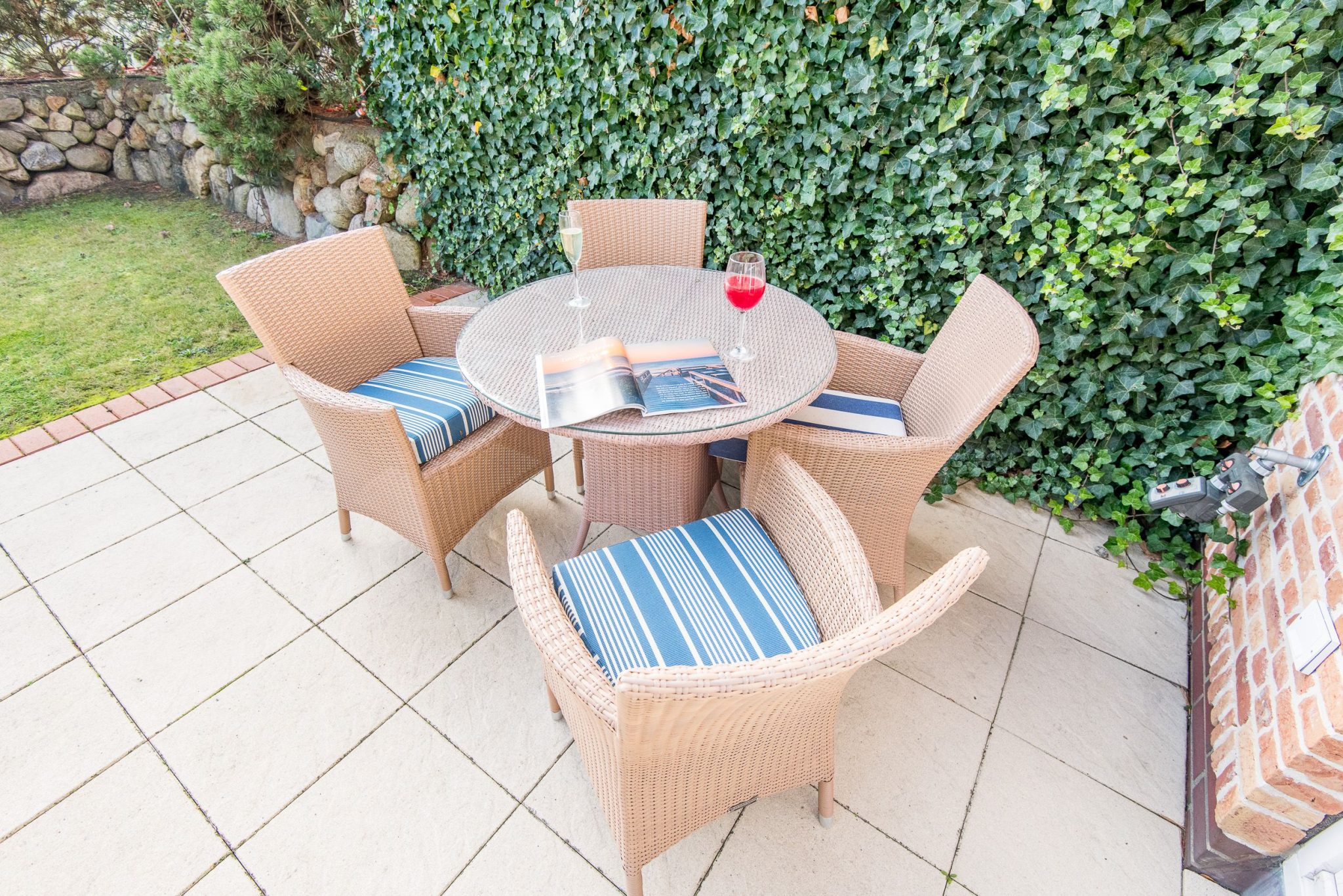 Terrasse mit Tisch und Stühlen in Ferienhaus auf Sylt