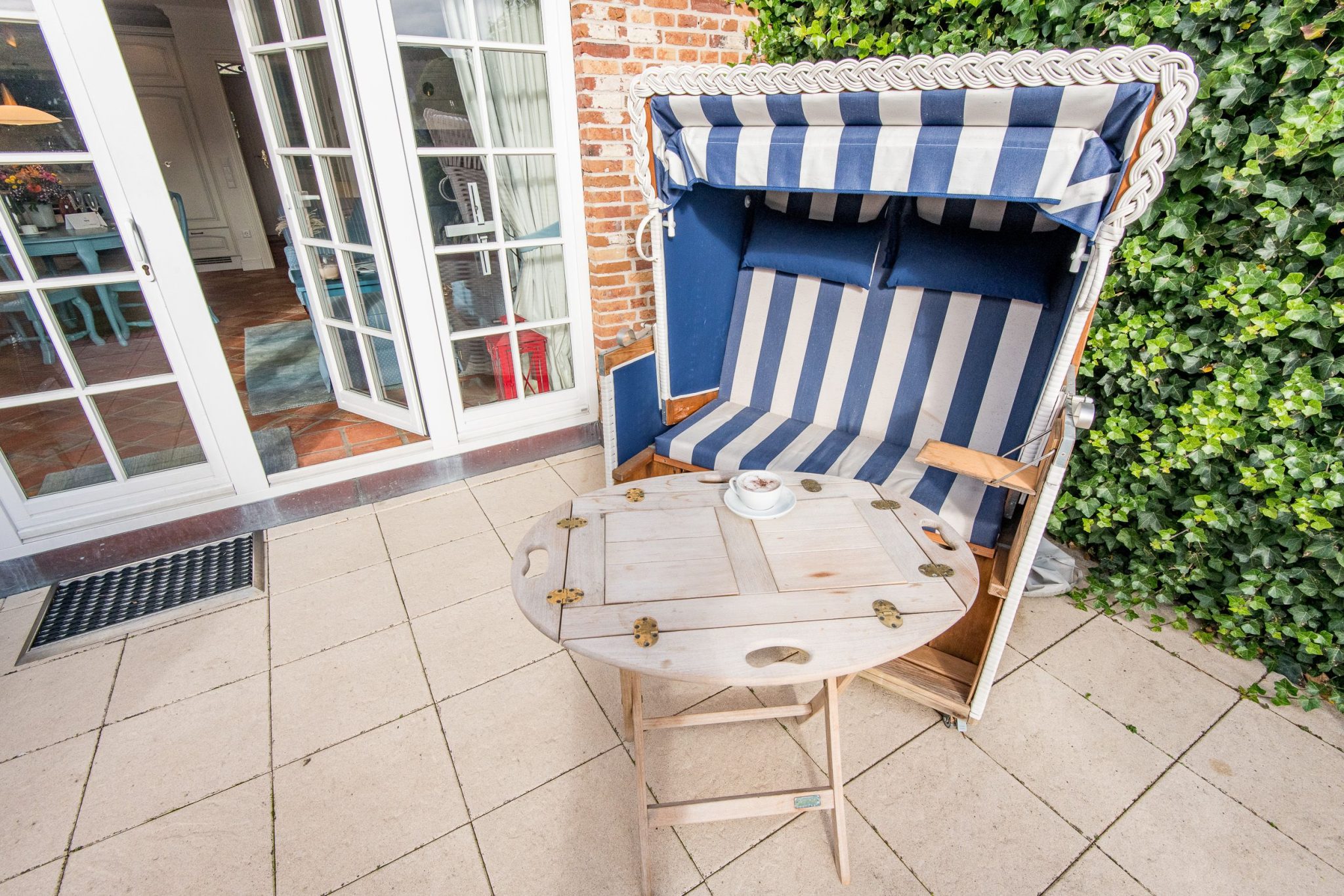Terrasse mit Strandkorb in Ferienhaus auf Sylt