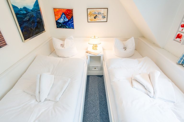 Schlafzimmer mit zwei Einzelbetten in Ferienhaus auf Sylt