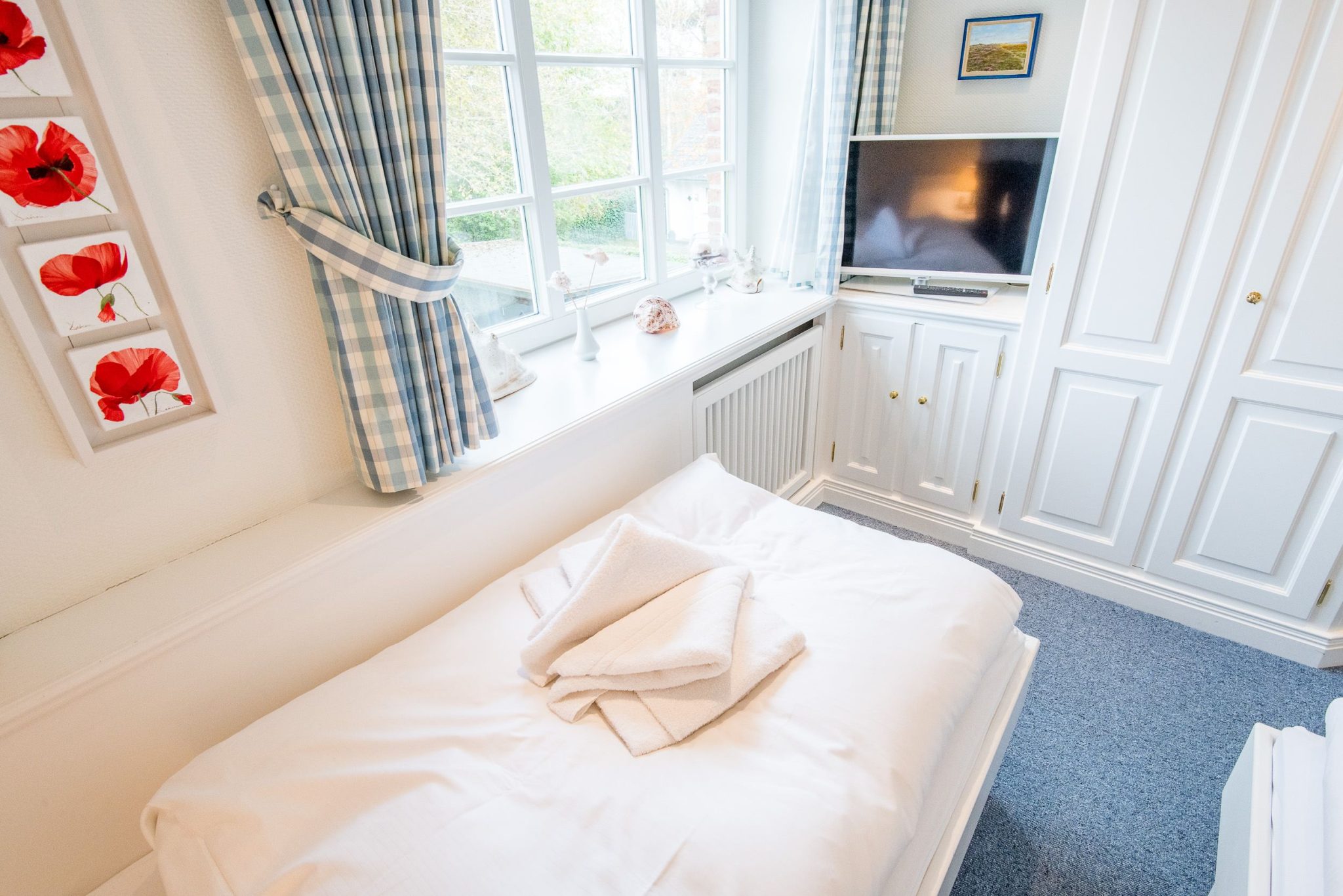 Schlafzimmer mit Fernseher in Ferienhaus auf Sylt