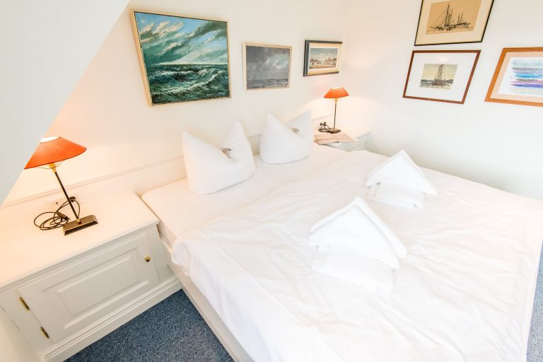 Doppelbett und Schlafzimmer in Ferienhaus auf Sylt