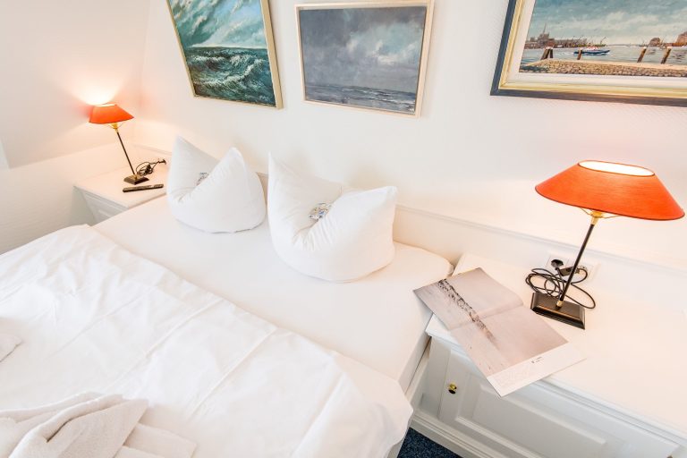 Doppelbett in Schlafzimmer in Ferienhaus auf Sylt