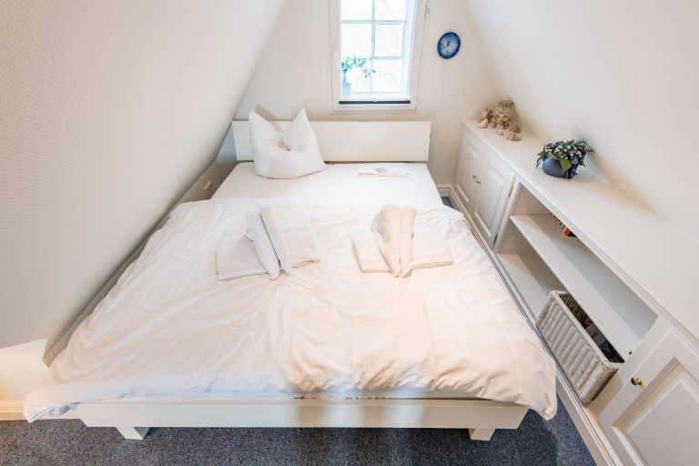 Schlafzimmer mit Doppelbett in Ferienhaus auf Sylt