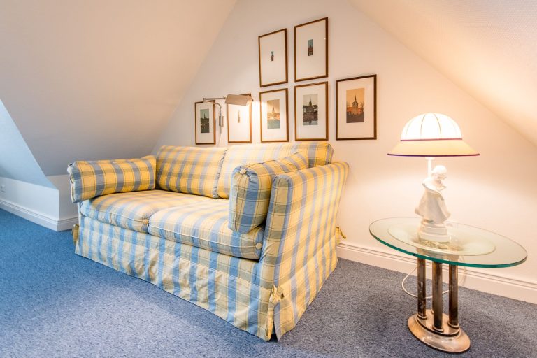 Sofa in Schlafzimmer in Ferienhaus auf Sylt