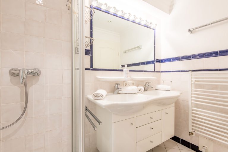 Badezimmer mit Spiegel in Ferienhaus auf Sylt