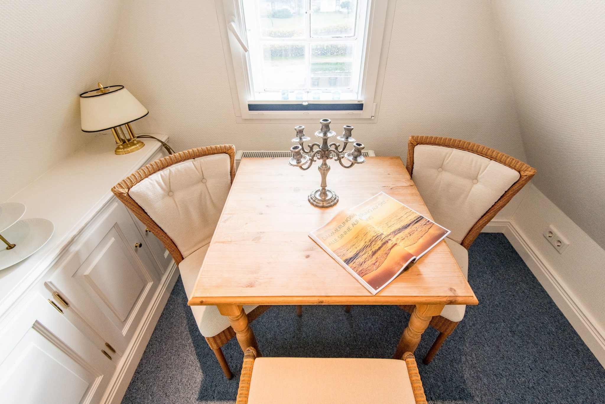 Tisch mit zwei Stühlen in Ferienhaus auf Sylt