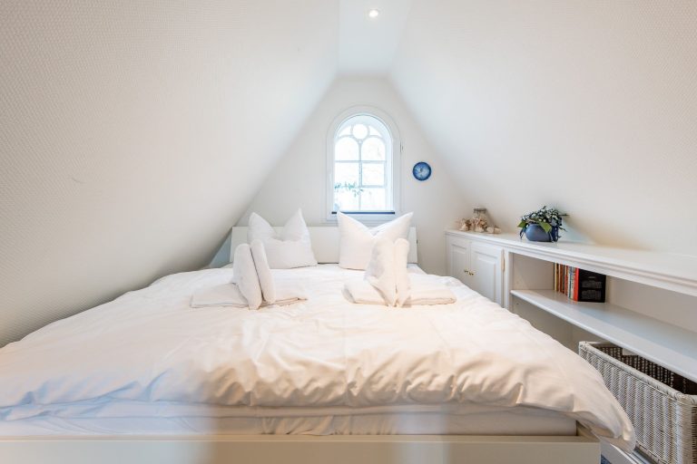 Schlafzimmer mit Doppelbett in Ferienhaus auf Sylt