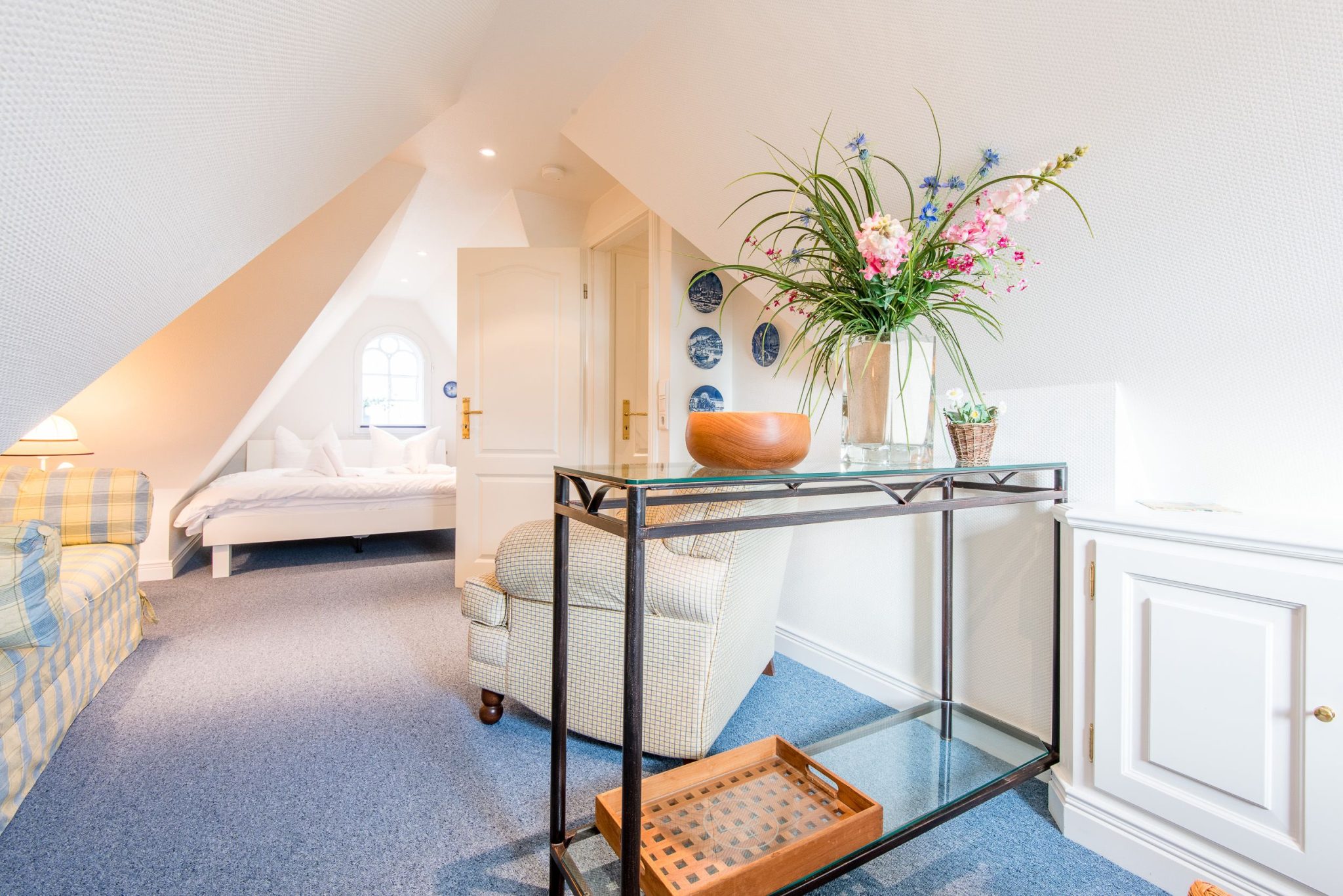 Schlafzimmer mit Doppelbett und Sessel in Ferienhaus auf Sylt