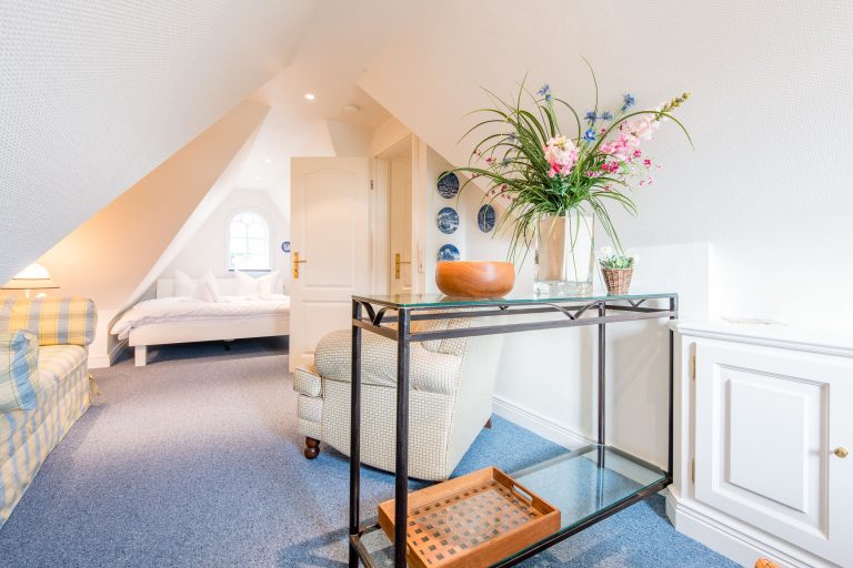 Schlafzimmer mit Doppelbett und Sessel in Ferienhaus auf Sylt