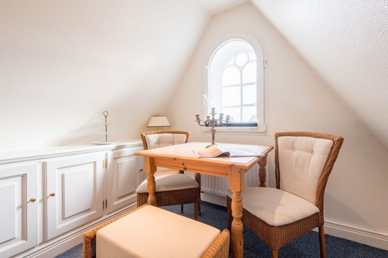 Tisch mit Stühlen in Ferienhaus auf Sylt