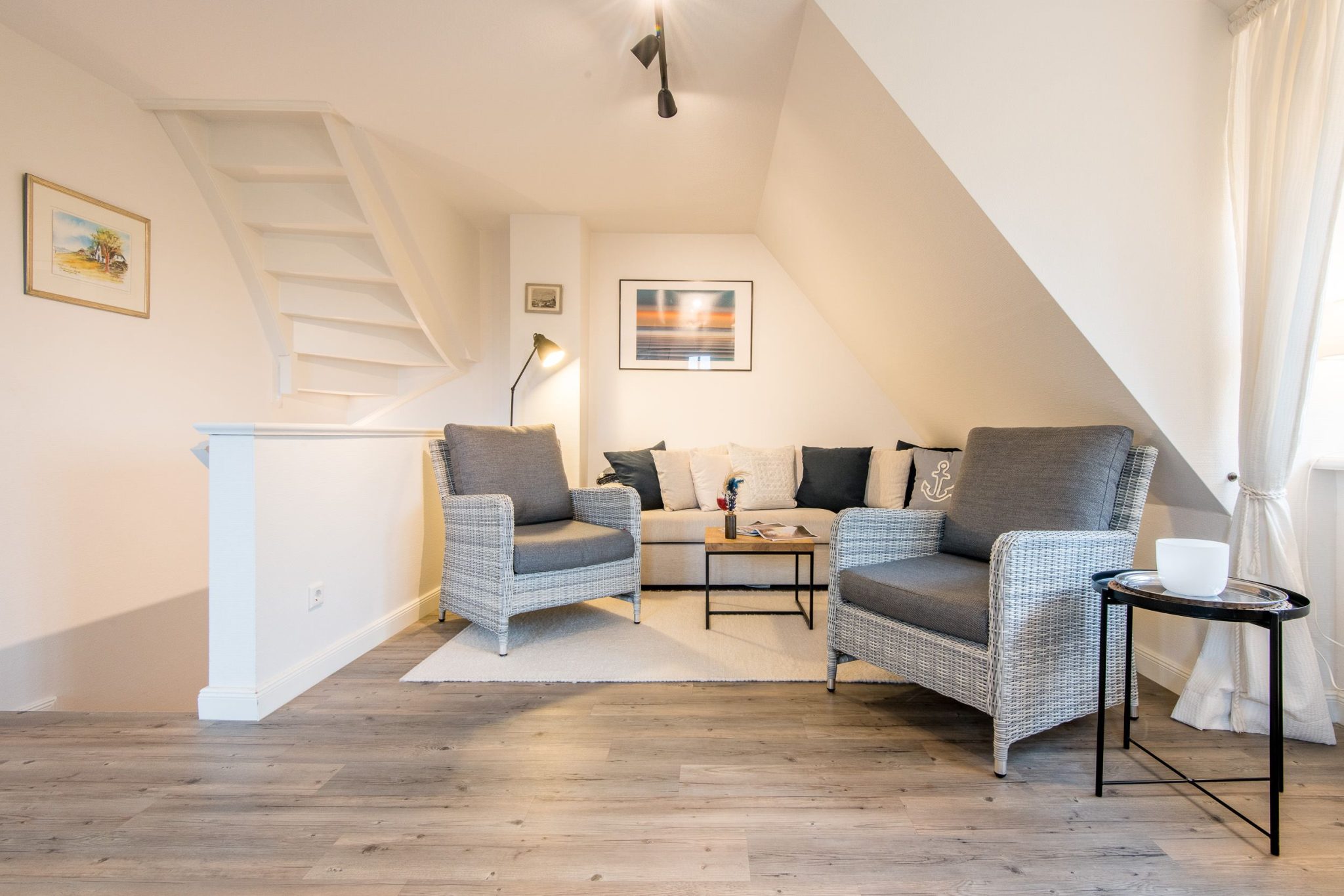 Wohnzimmer mit Sofa und Sessel in Ferienhaus auf Sylt