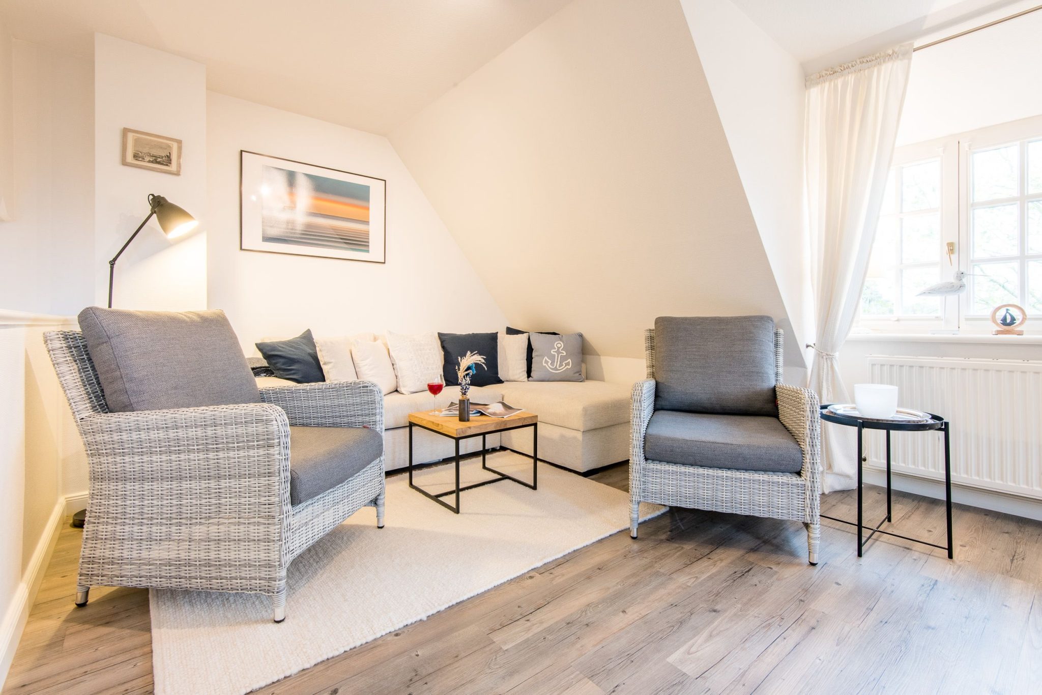 Wohnzimmer mit Sofa und Sesseln in Ferienhaus auf Sylt