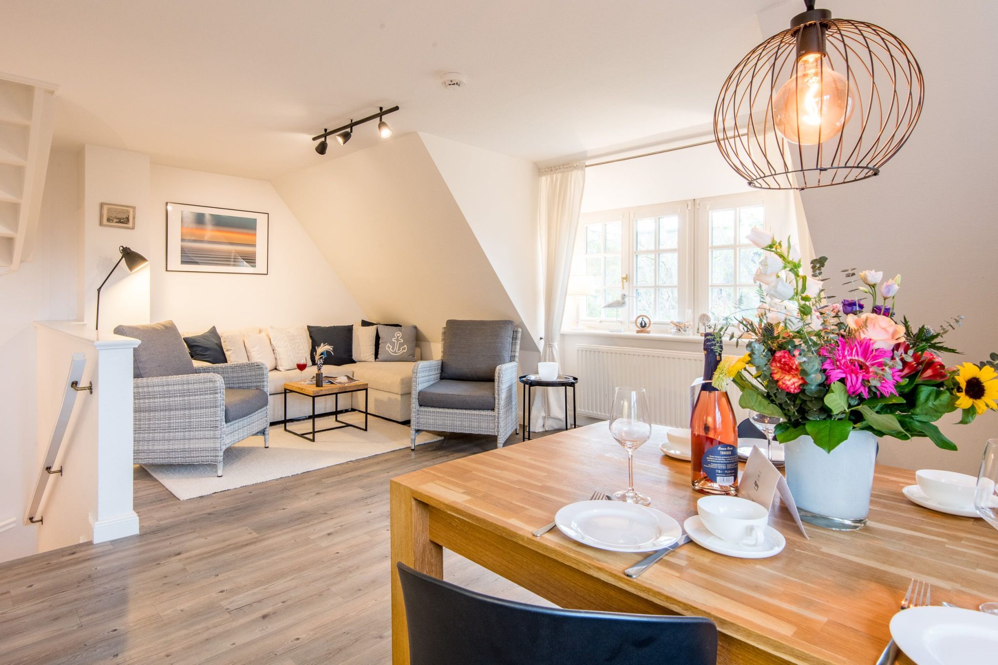 Wohnzimmer mit Sofa und Sessel in Ferienhaus auf Sylt