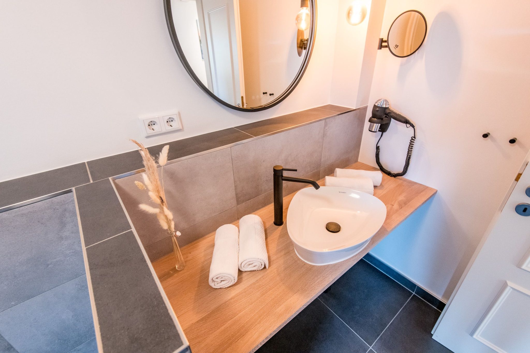 Badezimmer mit Föhn in Ferienhaus auf Sylt