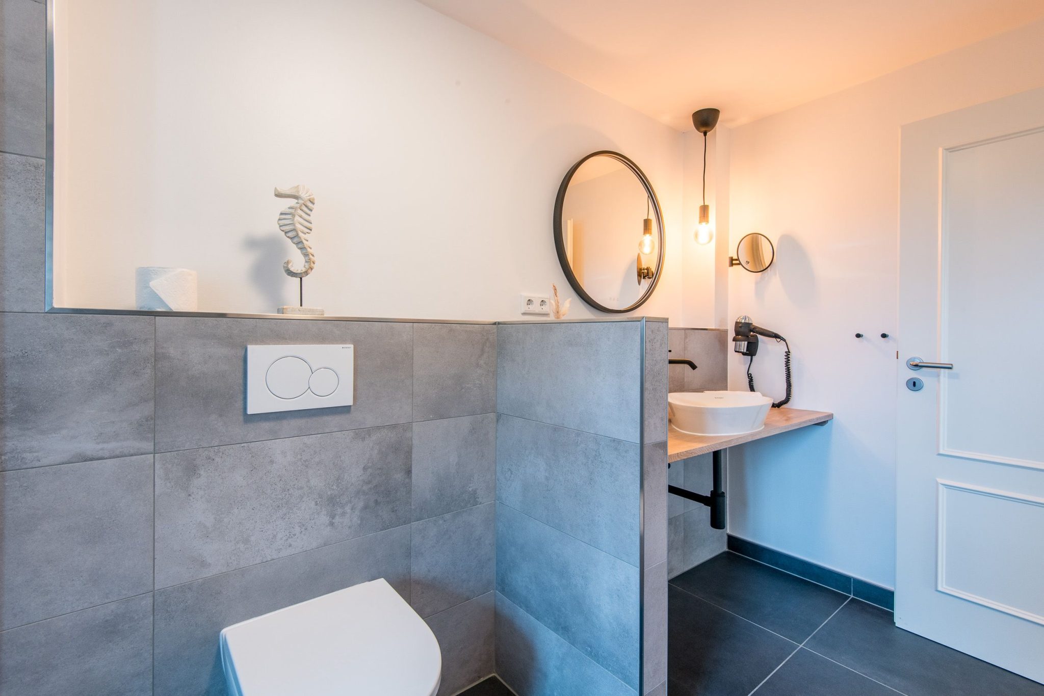Badezimmer mit Spiegel in Ferienhaus auf Sylt