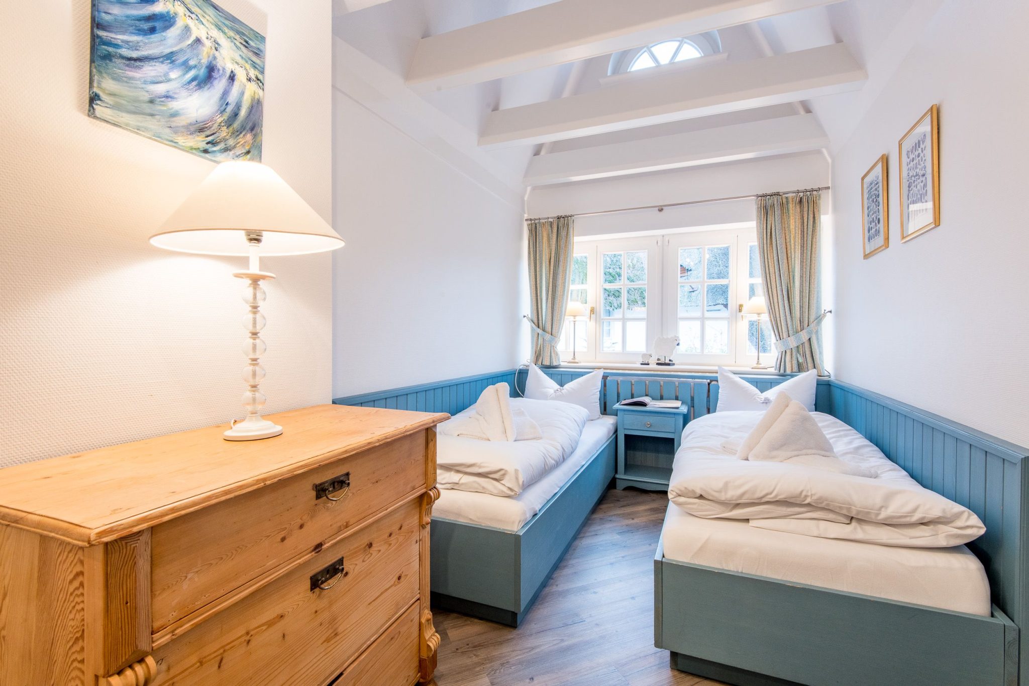 Schlafzimmer mit zwei Einzelbetten in Ferienhaus auf Sylt