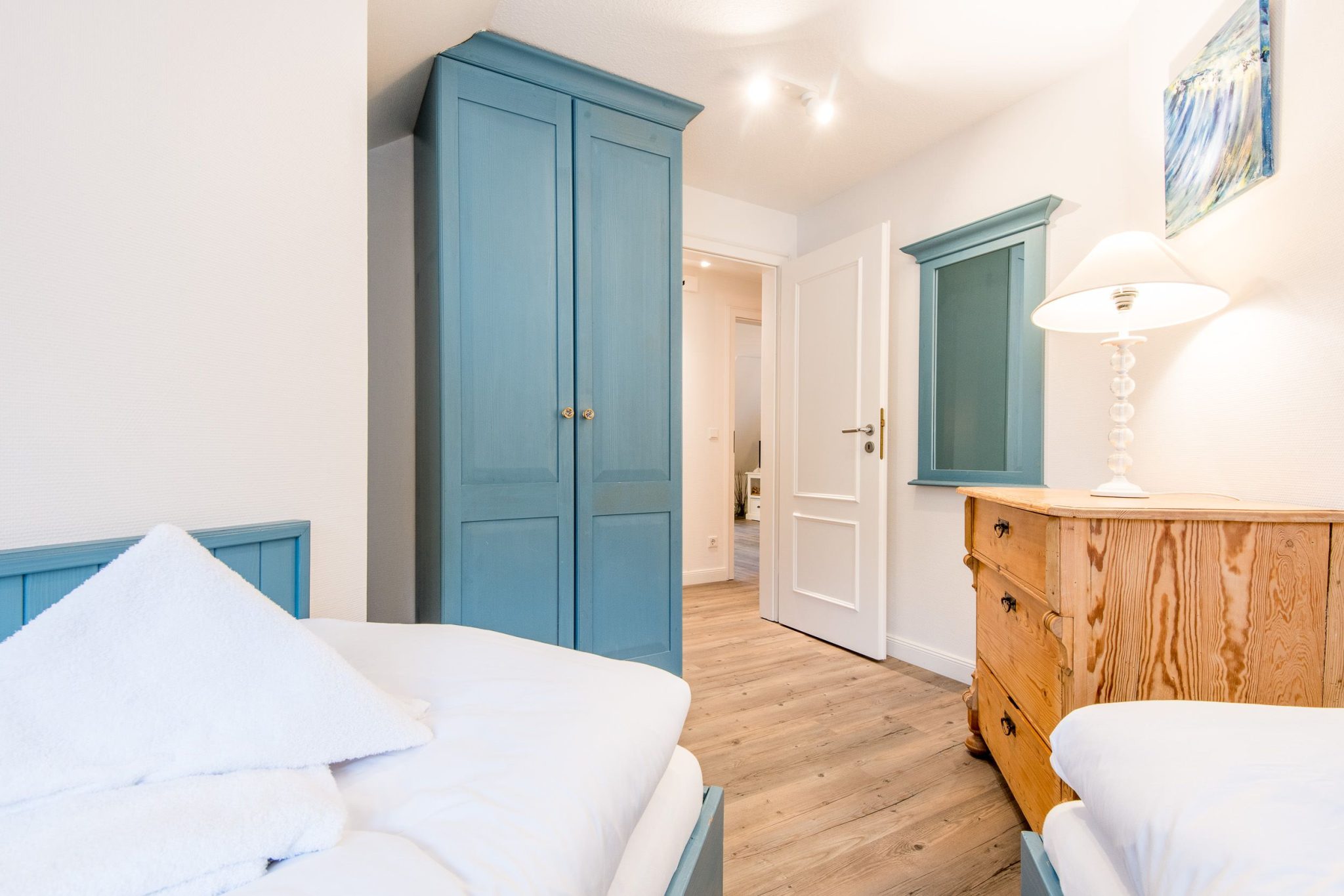 Schlafzimmer mit Kleiderschrank und Einzelbetten in Ferienhaus auf Sylt