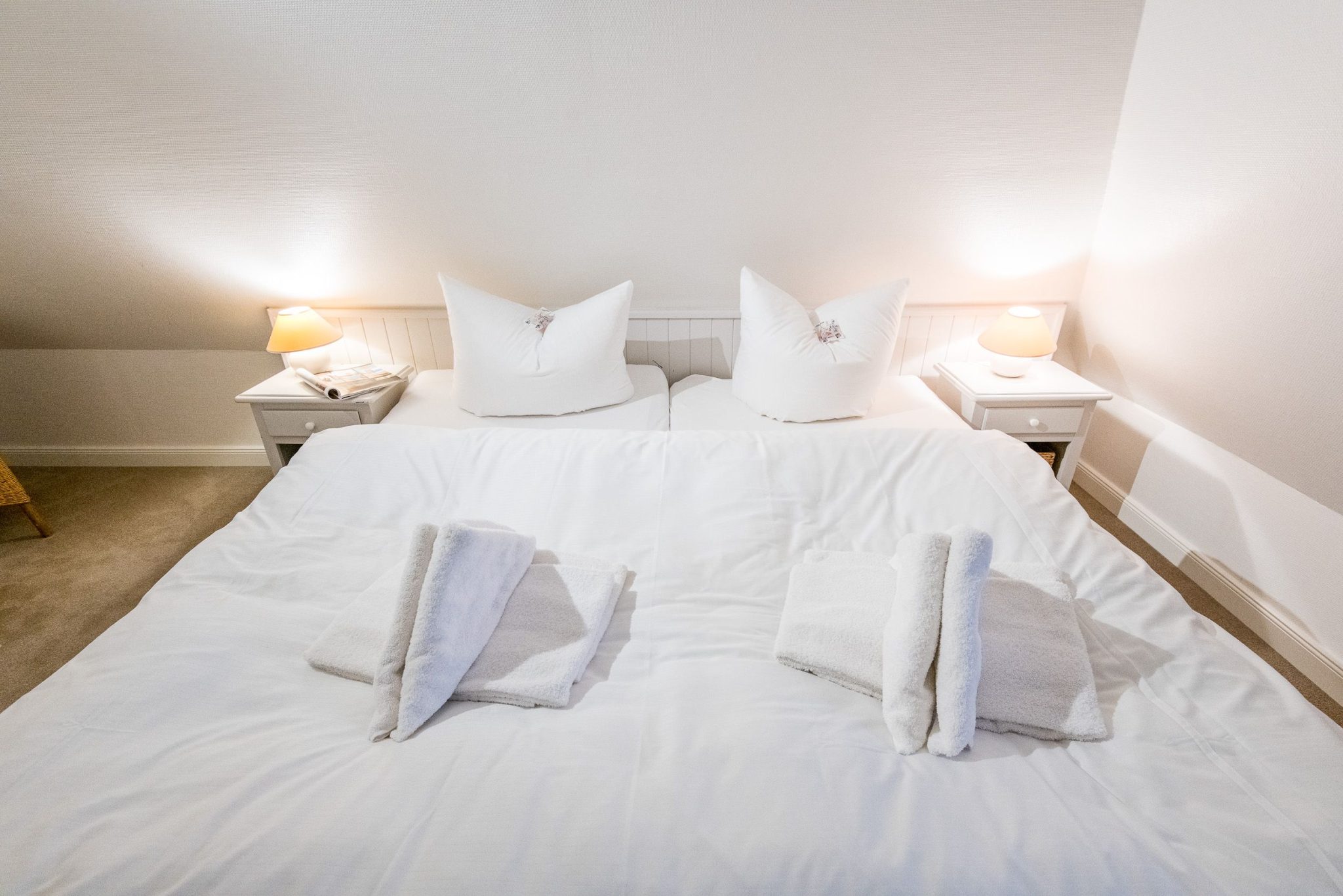 Doppelbett in Schlafzimmer in Ferienhaus auf Sylt
