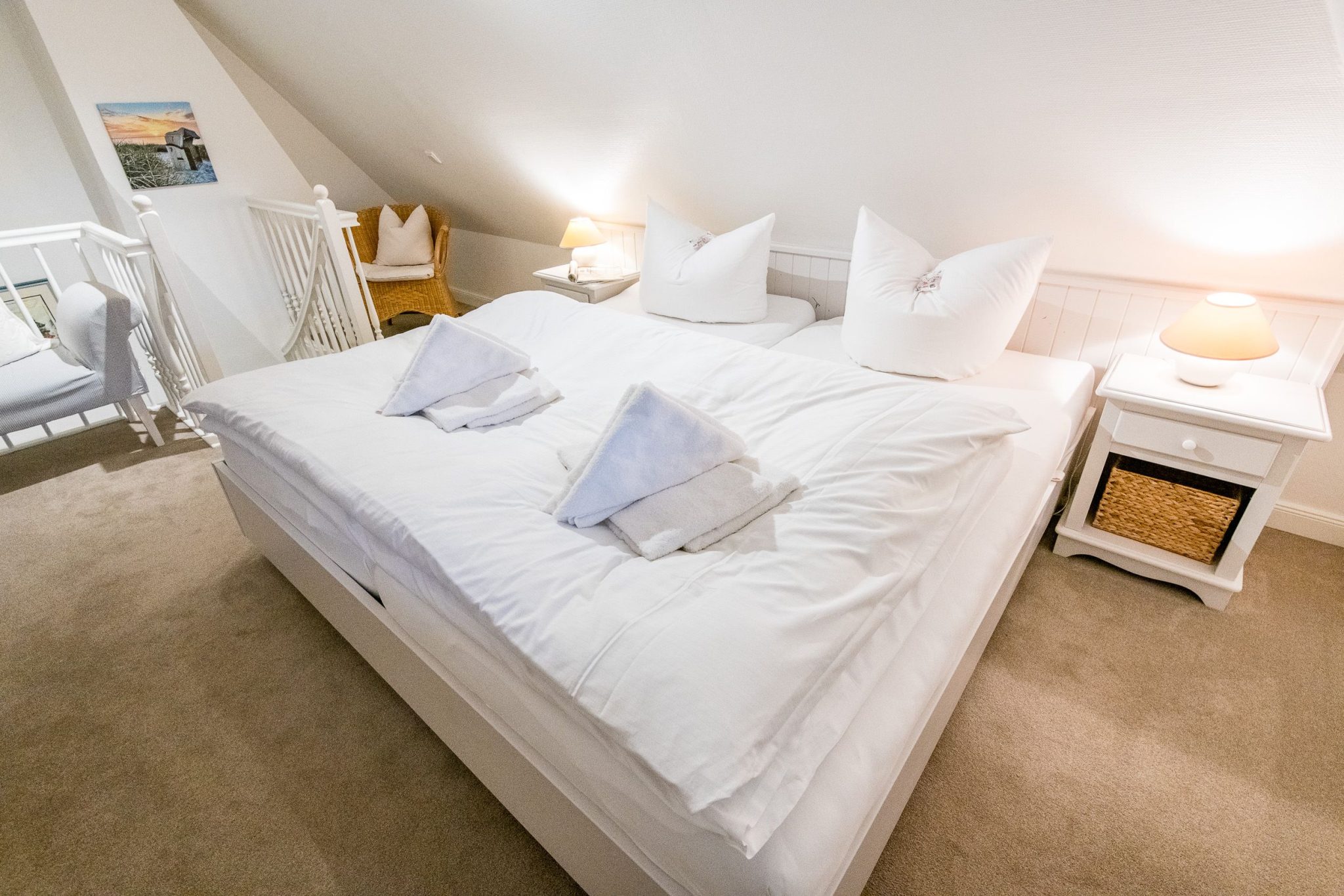Doppelbett in Schlafzimmer in Ferienhaus auf Sylt